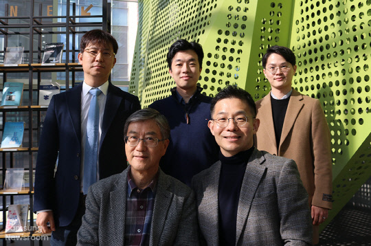 인공뇌를 구성하는 반도체 회로선 격인 '펩타이드 인공 시냅스'를 연구해 세계적 학술지 '네이처 커뮤니케이션즈'에 소개되는 성과를 거든 서울대 남기태(오른쪽 하단) 교수와 이윤식(왼쪽 하단) 서울대 교수, 권장연(왼쪽 상단) 교수를 비롯한 연구진들이 기념사진을 찍고 있다.   <삼성전자 제공>